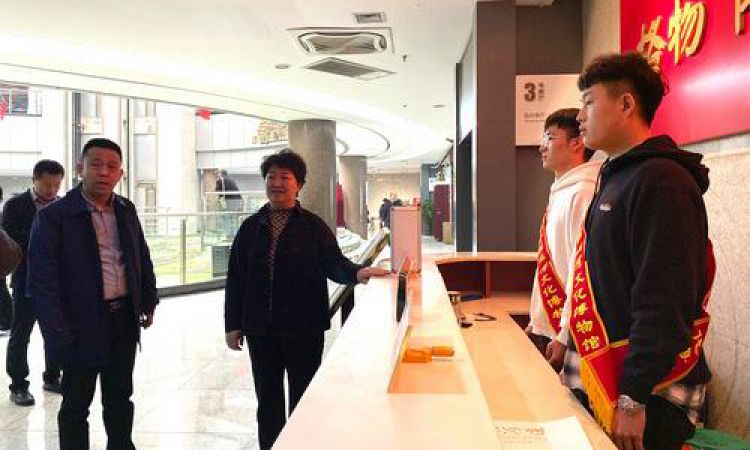 聊城市委常委、宣传部部长刘升勤参观《你读书的样子真美》主题展览